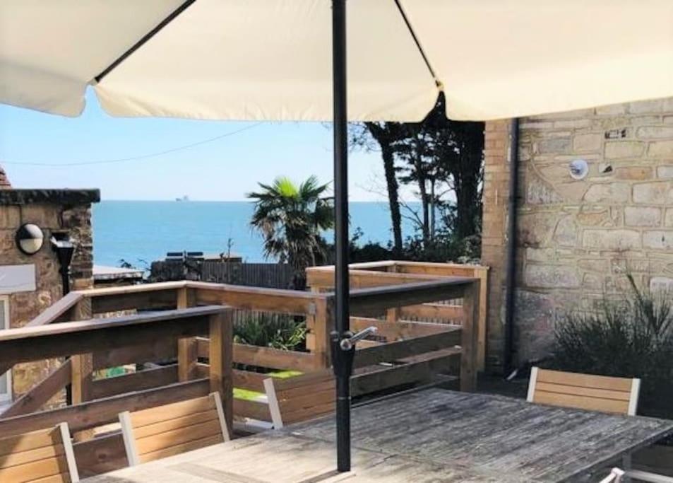 The Old Boat House, Seaview - Seafront Three Bedroom Cottage With Separate Two Bedroom Annexe Bagian luar foto